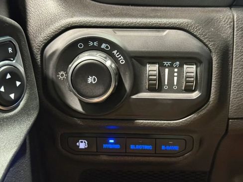Used 2022 Jeep Wrangler Unlimited Sahara w/ Cold Weather Group AWD/4WD image 16