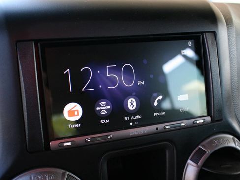 Used 2018 Jeep Wrangler Unlimited Sport w/ Connectivity Group image 17