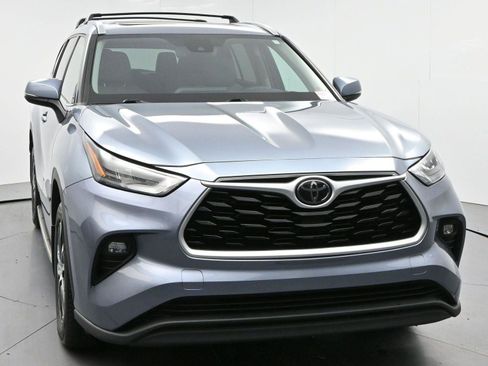 Used 2020 Toyota Highlander XLE image 2