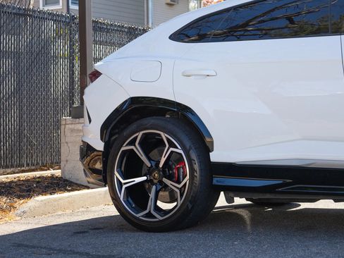 Used 2019 Lamborghini Urus image 32