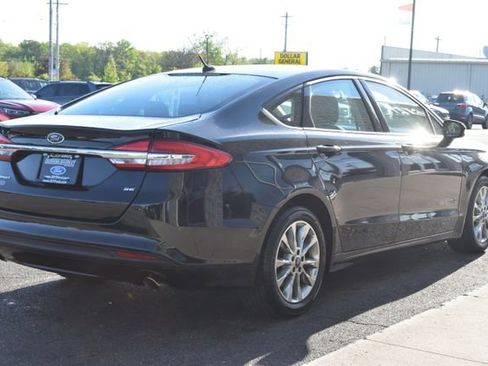 Used 2017 Ford Fusion SE w/ Fusion SE Technology Package FWD image 9