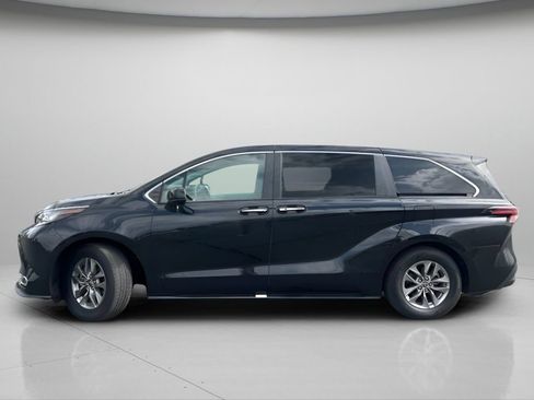 Used 2022 Toyota Sienna XLE AWD/4WD image 14