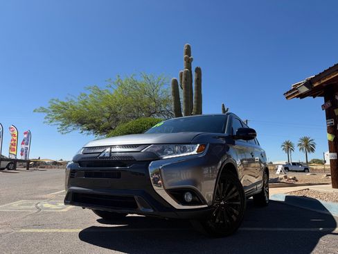 Used 2020 Mitsubishi Outlander SE image 1