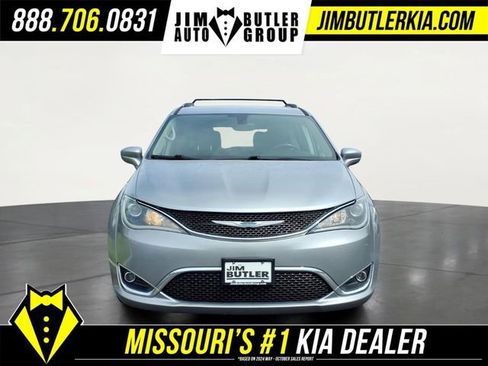 Used 2018 Chrysler Pacifica Touring-L FWD image 28