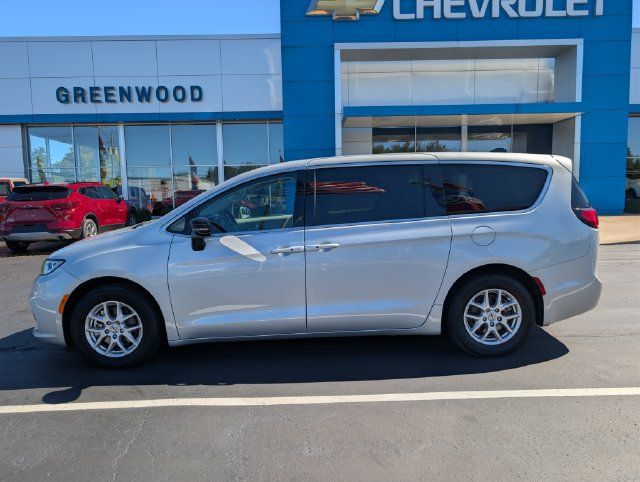 Used 2024 Chrysler Pacifica Touring-L FWD image 2
