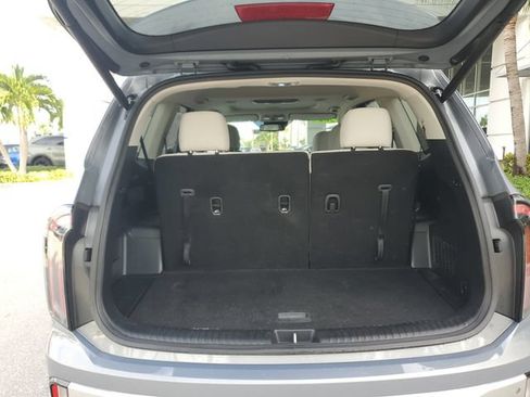 Used 2024 Kia Telluride EX w/ EX Captain's Chair Package FWD image 6