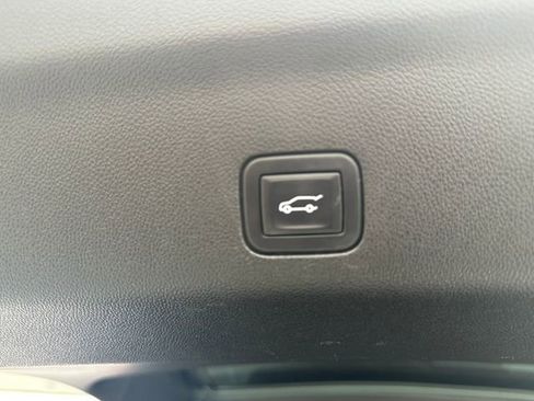 Used 2023 Chevrolet Suburban Z71 image 25