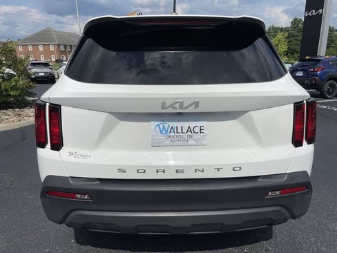 Used 2022 Kia Sorento LX AWD/4WD image 5