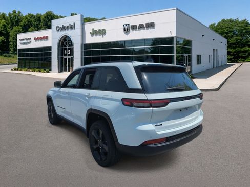 Used 2023 Jeep Grand Cherokee Altitude AWD/4WD image 4