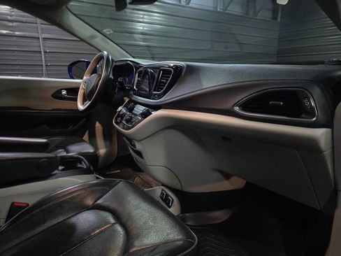 Used 2020 Chrysler Pacifica Limited image 12