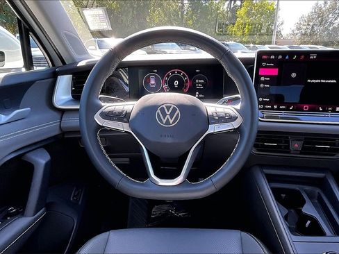 Certified 2025 Volkswagen Tiguan SE image 19