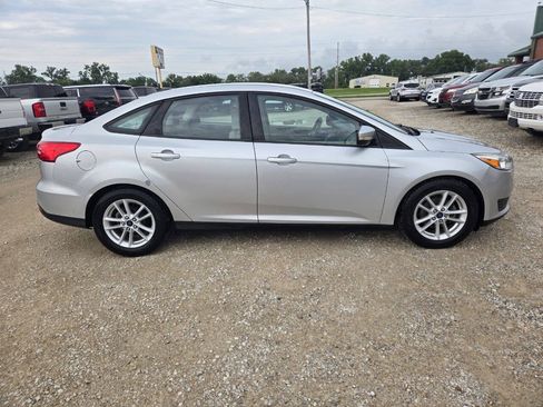 Used 2015 Ford Focus SE FWD image 2