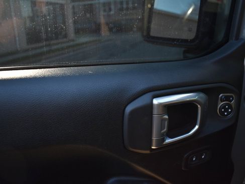 Used 2022 Jeep Gladiator Willys image 13