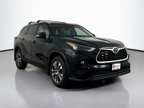 Used 2022 Toyota Highlander XLE AWD/4WD image 1