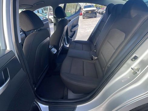 Used 2019 Hyundai Elantra SE w/ Cargo Package FWD image 11