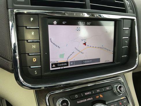 Used 2019 Lincoln Continental Select w/ Continental Climate Package image 18