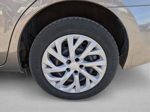 Used 2018 Toyota Corolla LE image 3