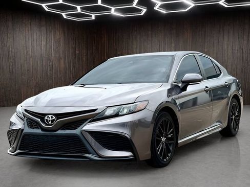 Used 2022 Toyota Camry SE FWD image 3