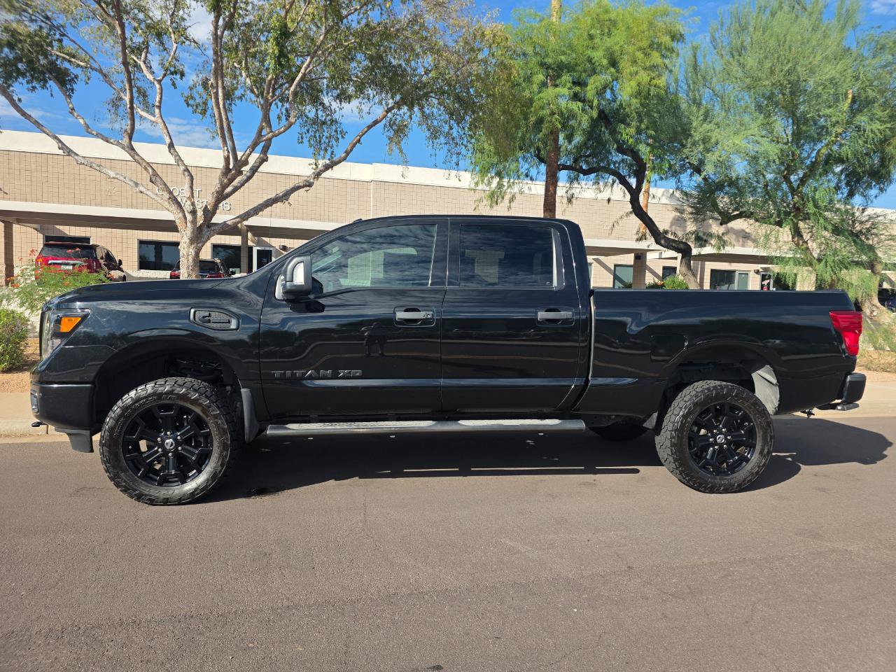 Used 2018 Nissan Titan SV w/ SV Convenience Package AWD/4WD image 4