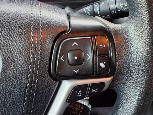 Used 2019 Toyota Highlander LE image 19