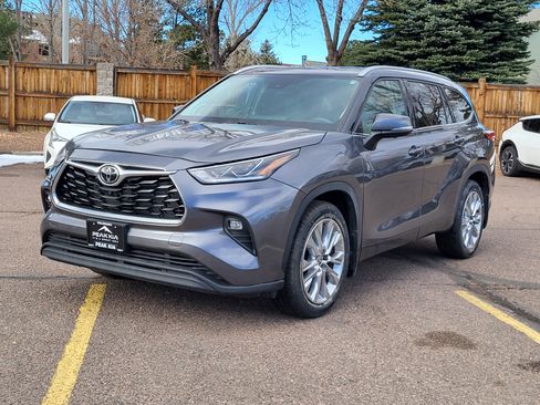 Used 2023 Toyota Highlander Limited image 4