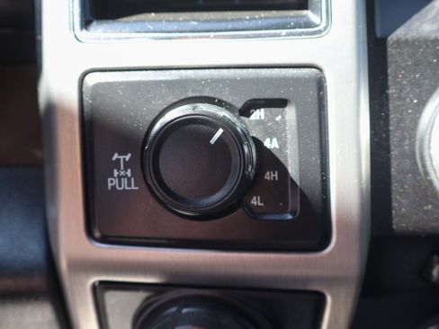 Used 2018 Ford F150 Platinum w/ Equipment Group 701A Luxury image 38