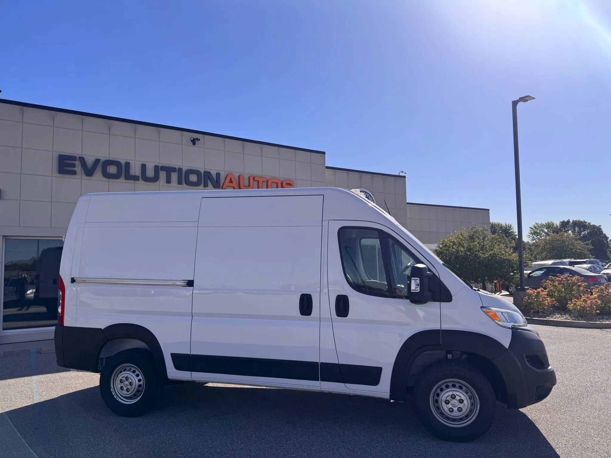 Used 2024 RAM ProMaster 2500 w/ Convenience Group FWD image 4