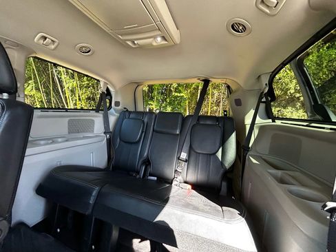 Used 2016 Chrysler Town & Country Touring image 30