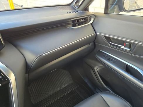 Used 2022 Toyota Venza XLE image 39