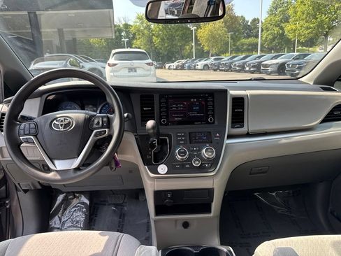 Used 2020 Toyota Sienna LE FWD image 12