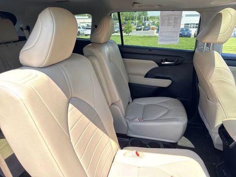 Used 2023 Toyota Highlander XLE AWD/4WD image 14