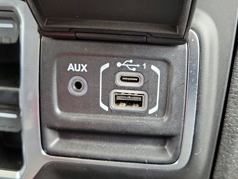 Used 2025 Jeep Wrangler Unlimited Sahara AWD/4WD image 22
