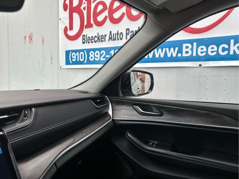 Used 2024 Jeep Grand Cherokee Limited image 37