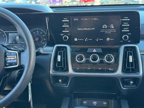 Used 2023 Kia Sorento LX image 17