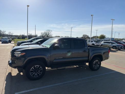 Used 2018 Toyota Tacoma SR5 image 4