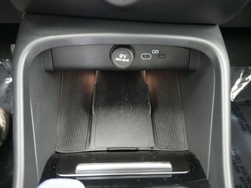 Used 2024 Volvo XC40 B5 Plus image 11