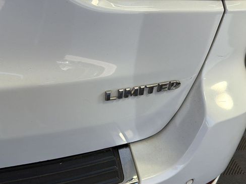 Used 2017 Jeep Grand Cherokee Limited AWD/4WD image 9
