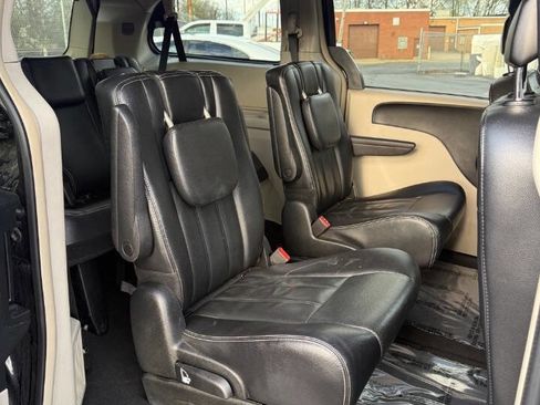 Used 2014 Chrysler Town & Country Touring FWD image 15