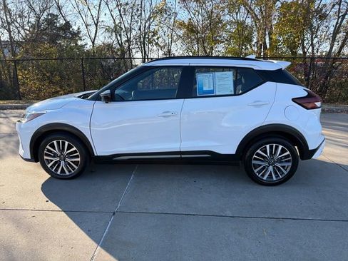 Used 2024 Nissan Kicks SR image 2