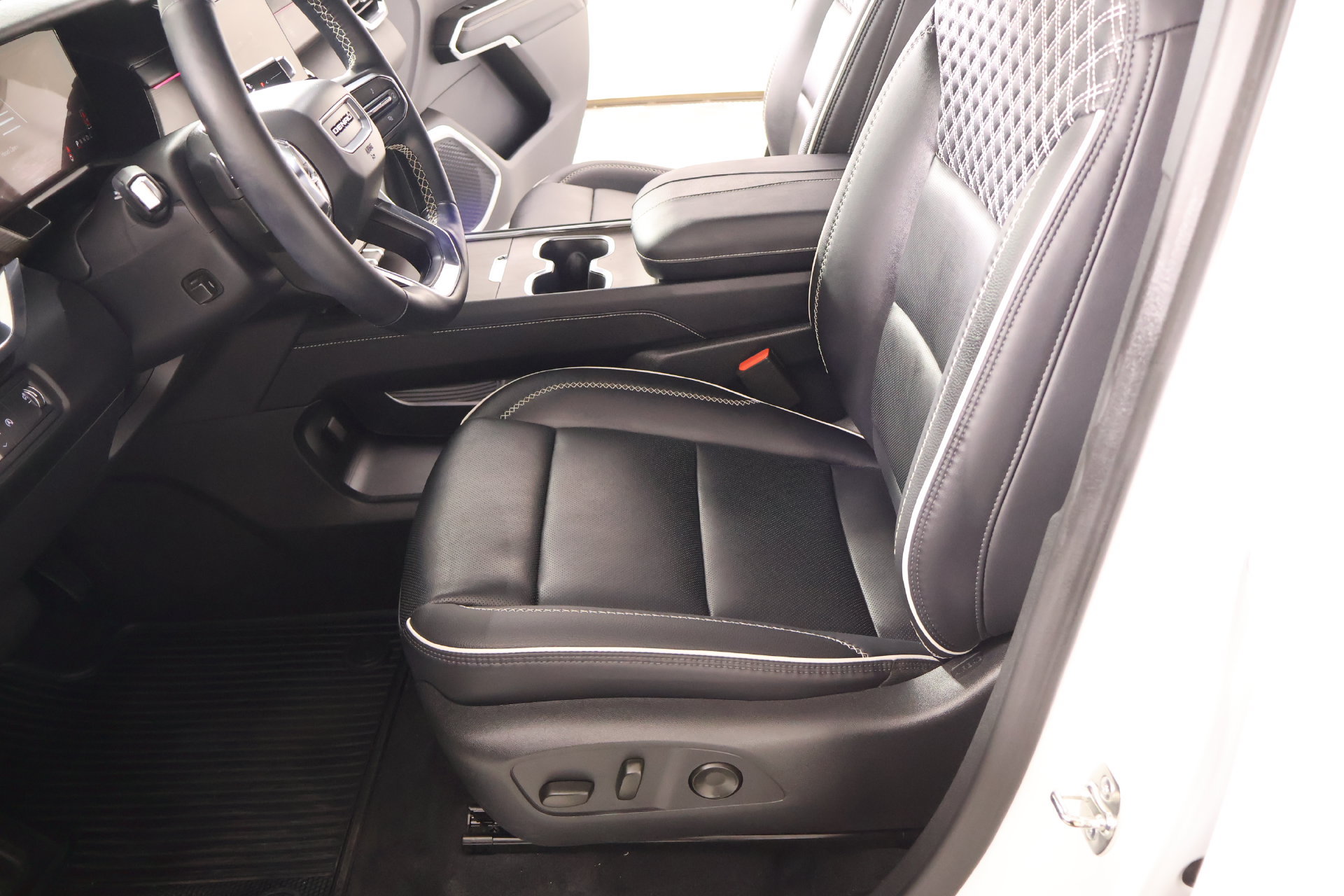 Used 2025 GMC Acadia Denali FWD image 11