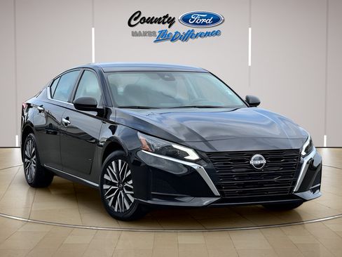 Used 2024 Nissan Altima 2.5 SV AWD/4WD image 1