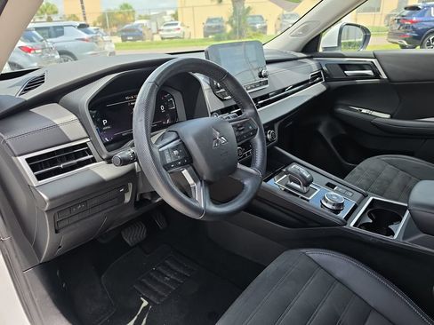Used 2024 Mitsubishi Outlander SE Black Edition FWD image 16