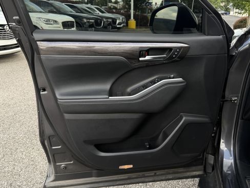 Used 2024 Toyota Highlander Platinum FWD image 14