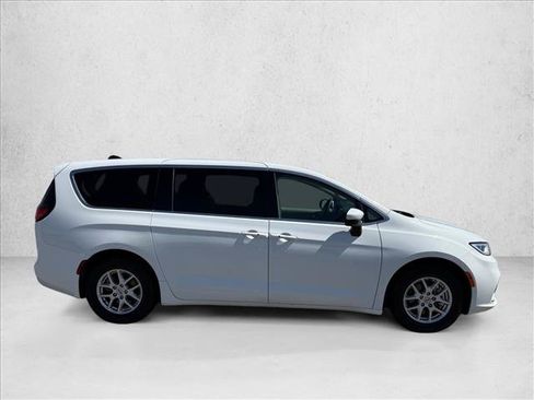 Used 2023 Chrysler Pacifica Touring-L FWD image 4