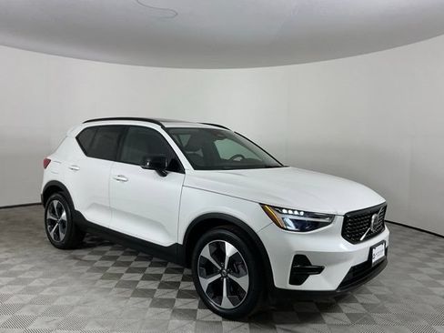 Used 2024 Volvo XC40 B5 Core AWD/4WD image 3