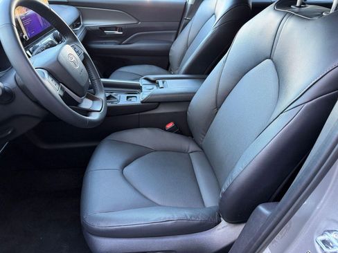 Used 2025 Toyota Grand Highlander XLE image 5