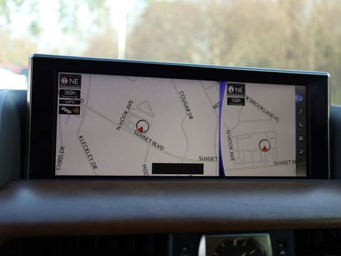 Used 2021 Lexus LX 570 4WD w/ 3rd Row & Luxury Pkg image 7