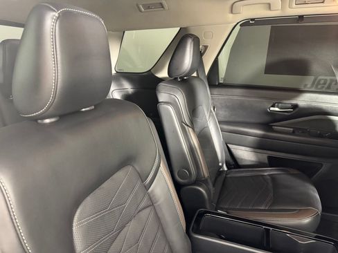 Used 2024 Nissan Pathfinder Platinum FWD image 34