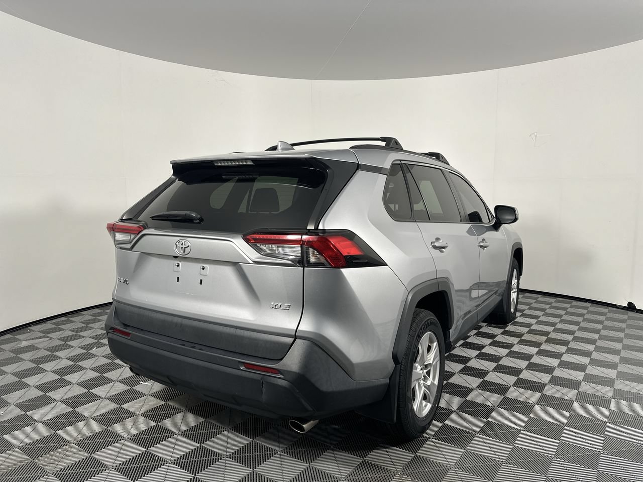 Used 2021 Toyota RAV4 XLE w/ Carpet Mat Package (TMS) FWD image 19