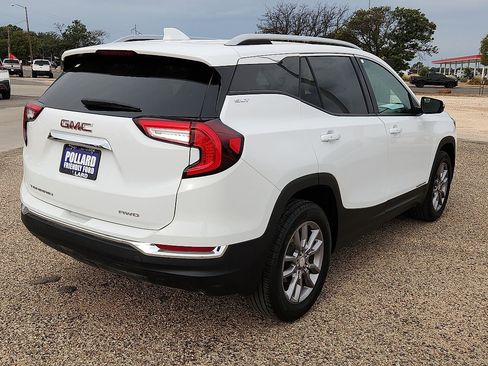 Used 2024 GMC Terrain SLT image 3
